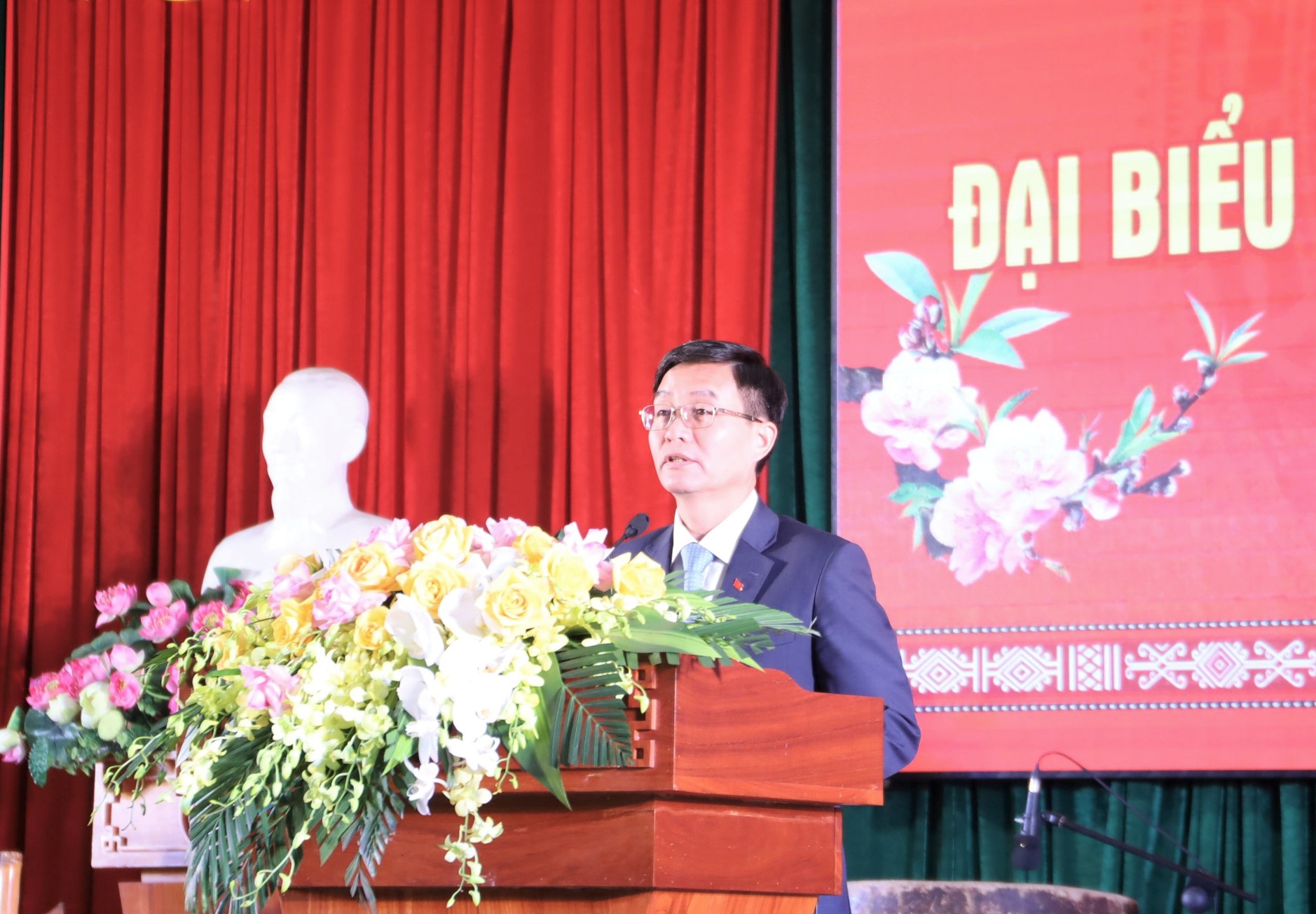 Đồng chí Nguyễn Đình Trung - Ủy viên Trung ương Đảng, Bí thư Tỉnh ủy phát biểu tại buổi gặp mặt.